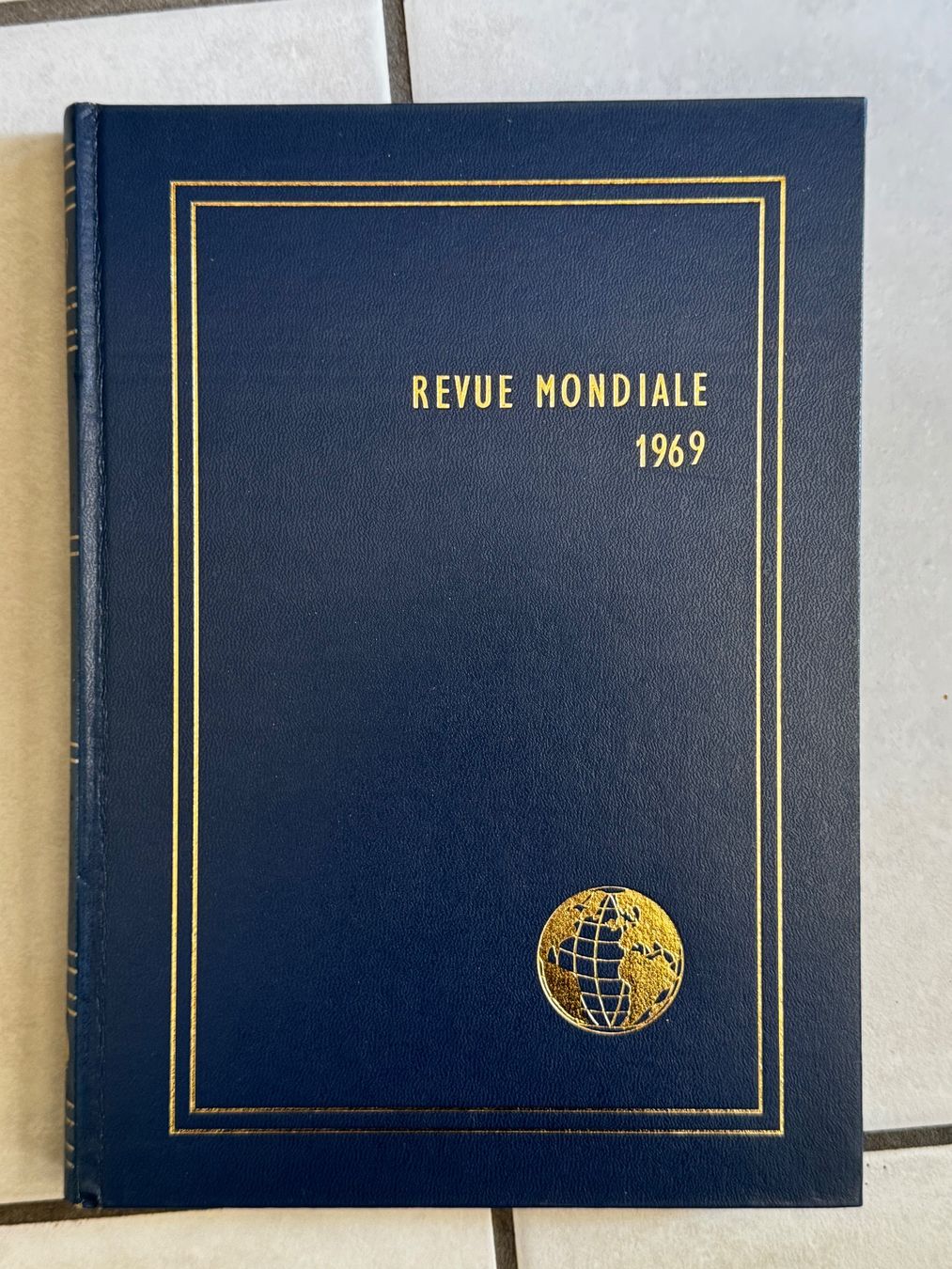 Libri: Collection Revue Mondiale, 1963-2004. – Usato da Biel/Bienne venduto da Delphine44 1