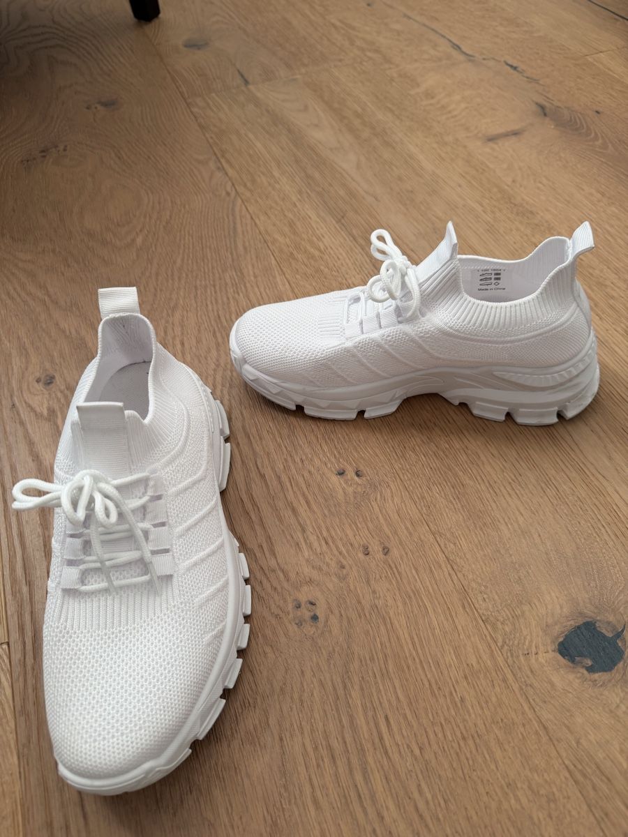 Damenschuhe: Weisse Sneaker, neuwertig, Grösse 38. – Gebraucht aus Richterswil von Dfdo 3