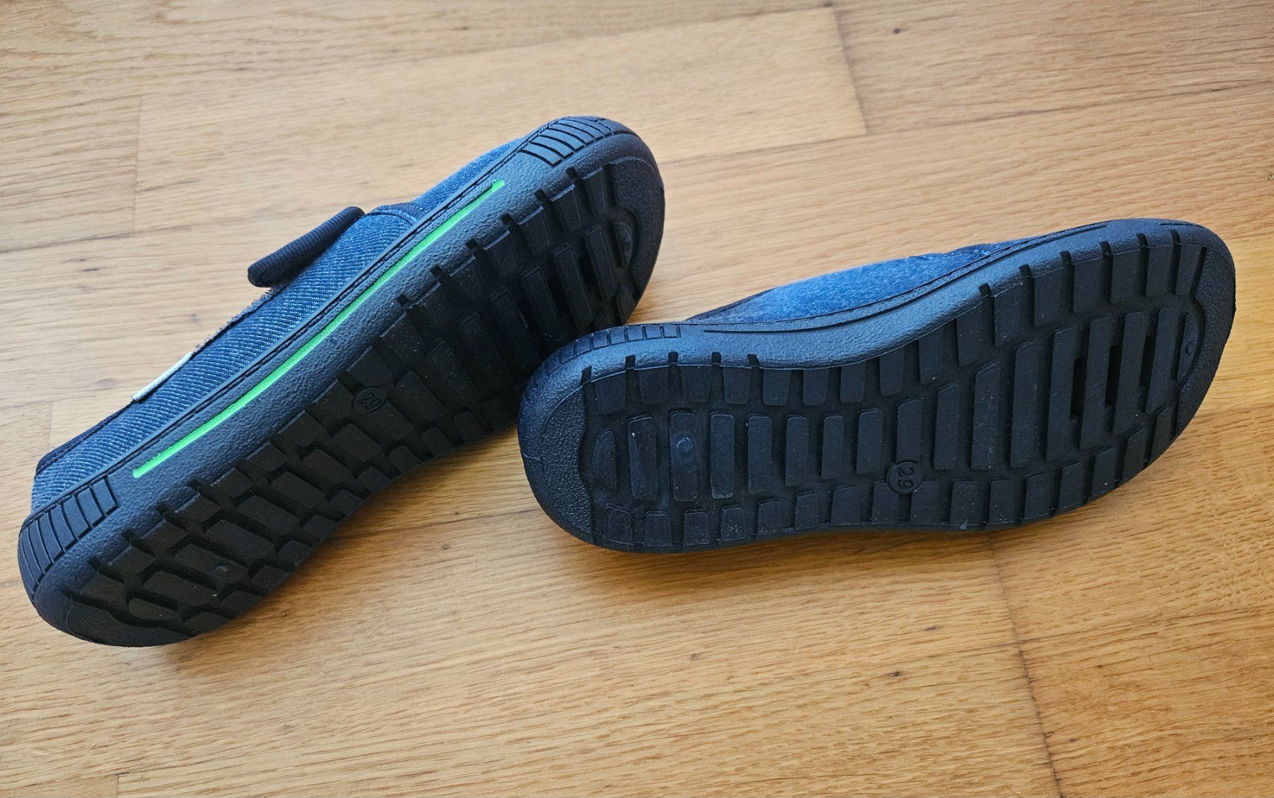 Scarpe per ragazzi: Neue Kinderfinken Grösse 29 Hausschuhe – Usato da Utzenstorf venduto da and_c8wy 1