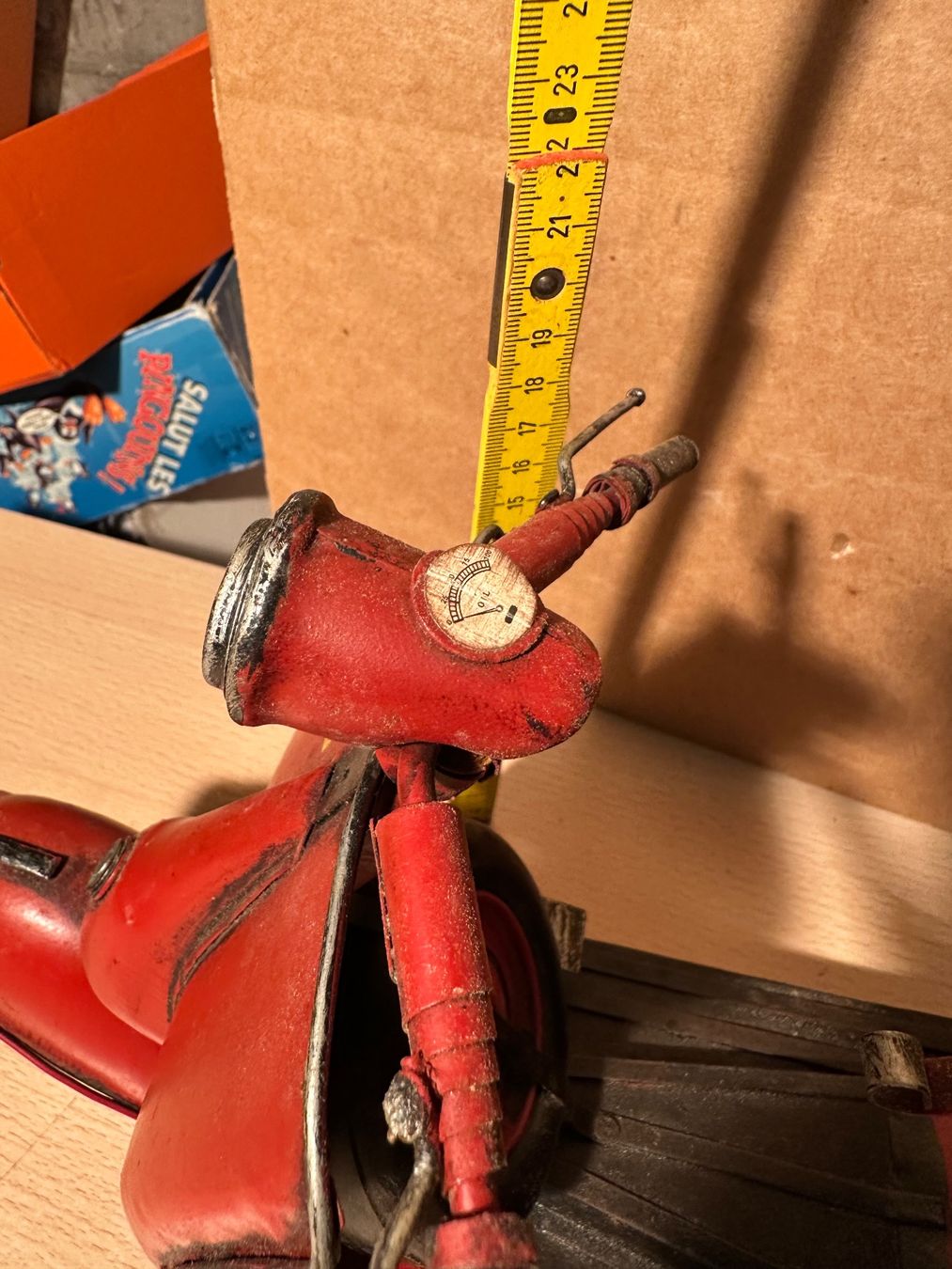 Vespa Scooter: Superbe scooter Vespa  - objet de collection machette. – Usato da Lausanne venduto da artnouveau04 9