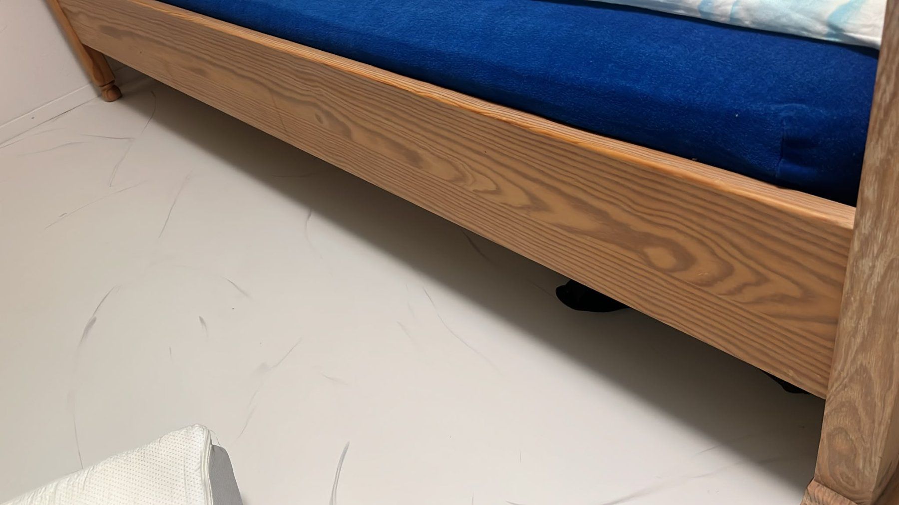 Lits: Gut erhaltenes Bett aus Holz – D'occasion à Neukirch (Egnach) par daru74 2