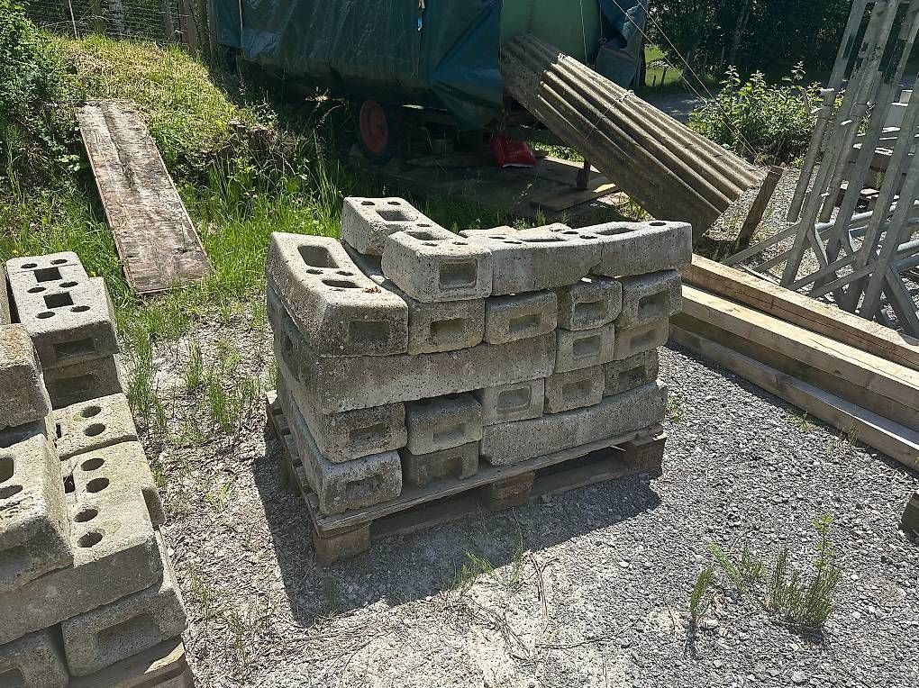 Altro in Decorazioni & Accessori: Betonsockel zu Absperrgitter oder Signalisation – Usato da Oberschrot venduto da baldachin01 1