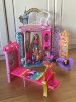 Barbie Dreamtopia Schloss mit Barbie-Puppe, Möbeln & Zubehör