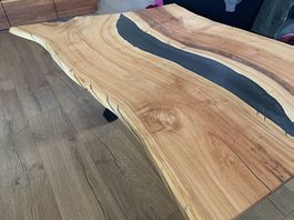 Salontisch mit schwarzen Epoxiharz