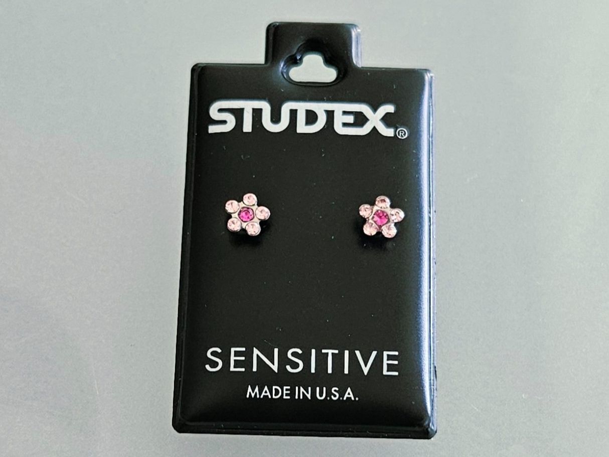 Orecchini pendenti & Orecchini a lobo: Studex Sensitive Ohrstecker Daisy Rosé Fuchsia – Usato da Maur venduto da Basil03