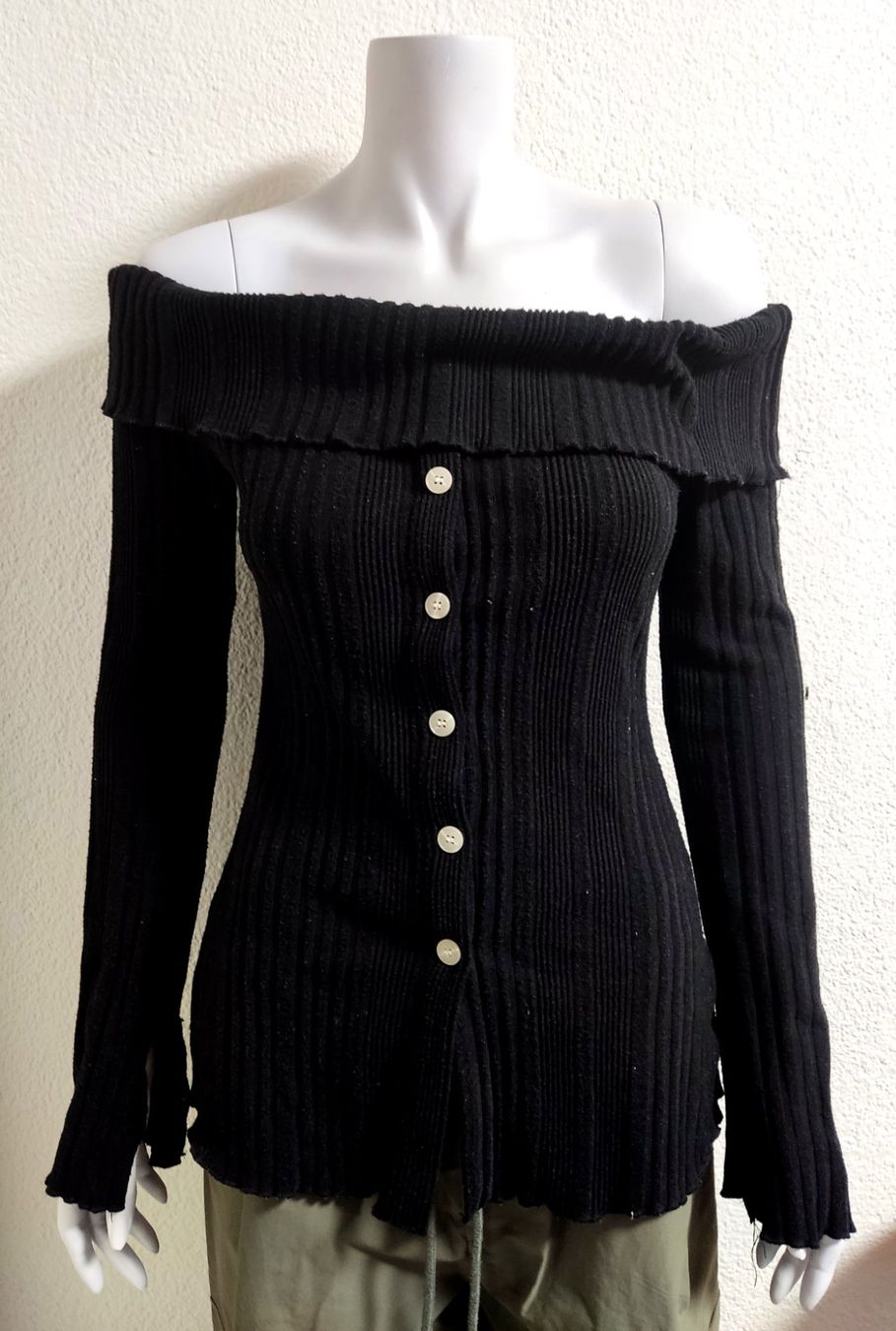 Pullover & Sweatshirts: Off-Shoulder Rippstrick Pullover dekorative Knöpfen Gr. S – Gebraucht aus Biel/Bienne von AnikaNah