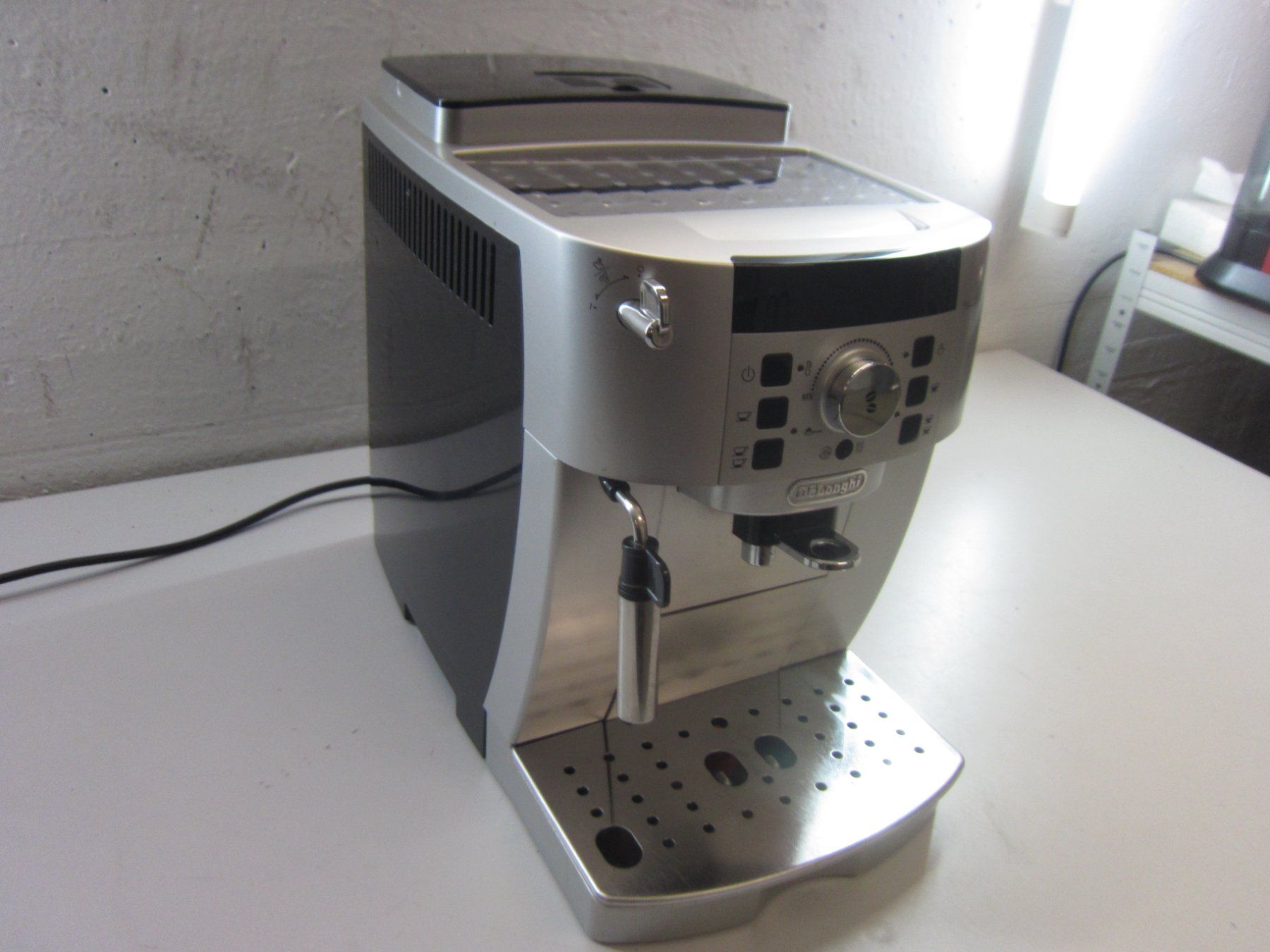 De'Longhi Macchine per caffè & Macchine per espresso: De Longhi Magnifica S – Usato da Kilchberg ZH venduto da Cuculus1 1