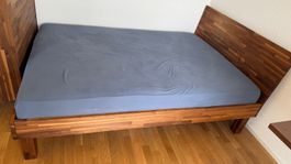 Bett Micasa Nussbaum massiv mit Lattenrost Bico, 200x140cm