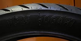 2 pneus moto neufs MC25.   100/80/17 et 130/70/17