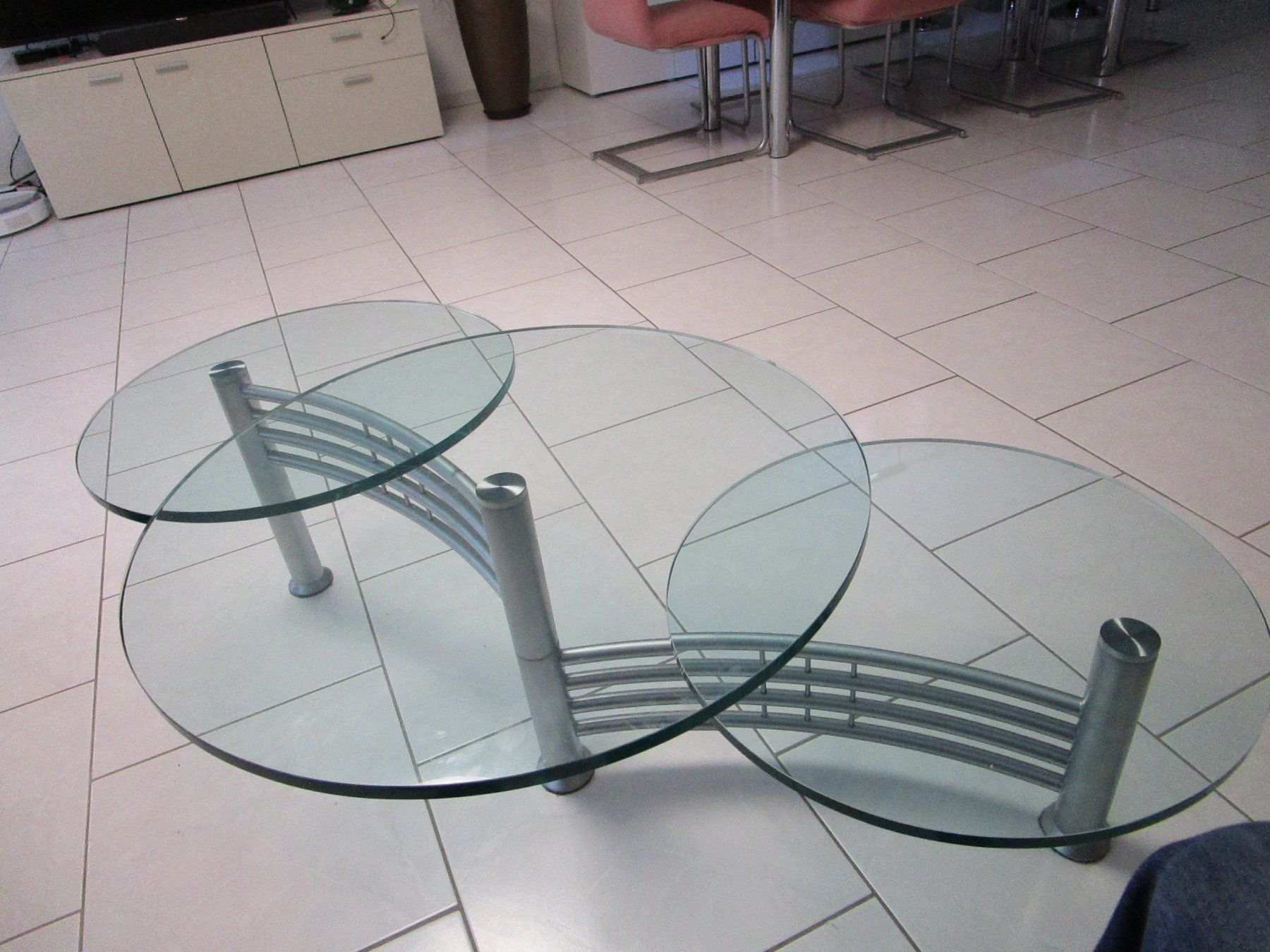 Tavoli: Moderner Glas-Couchtisch / Designertisch mit 3 Ebenen – Usato da Kollbrunn venduto da Lapce 3