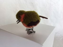 Antiker Wollminiatur Vogel mit Metalfüssen