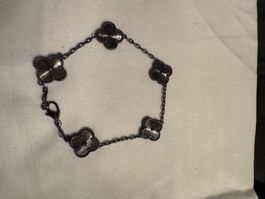 Elegantes Armband mit Kleeblatt-Design