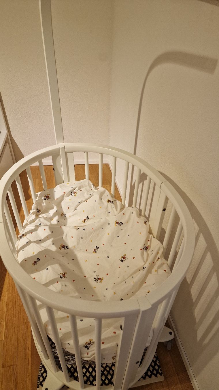 Stokke Letti: Stokke Mini weiss mit unbenutzter Matratze – Usato da Dübendorf venduto da xhe_rgc7