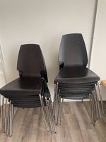 20 Schwarze Stühle mit 10 Kissenauflagen