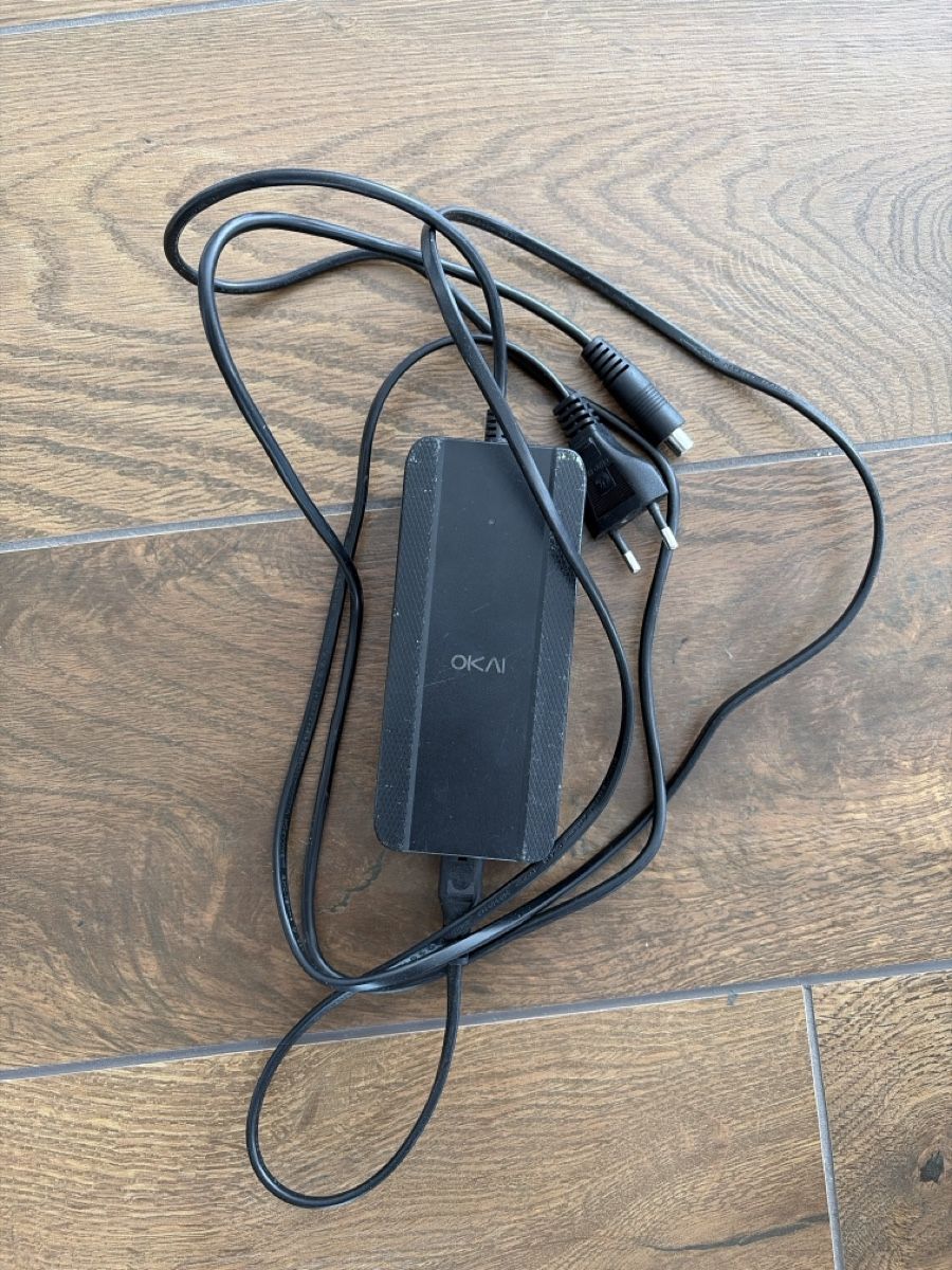 Chargeurs batteries: Ladegerät eScooter Okai – D'occasion à Kräiligen par Chris_1983