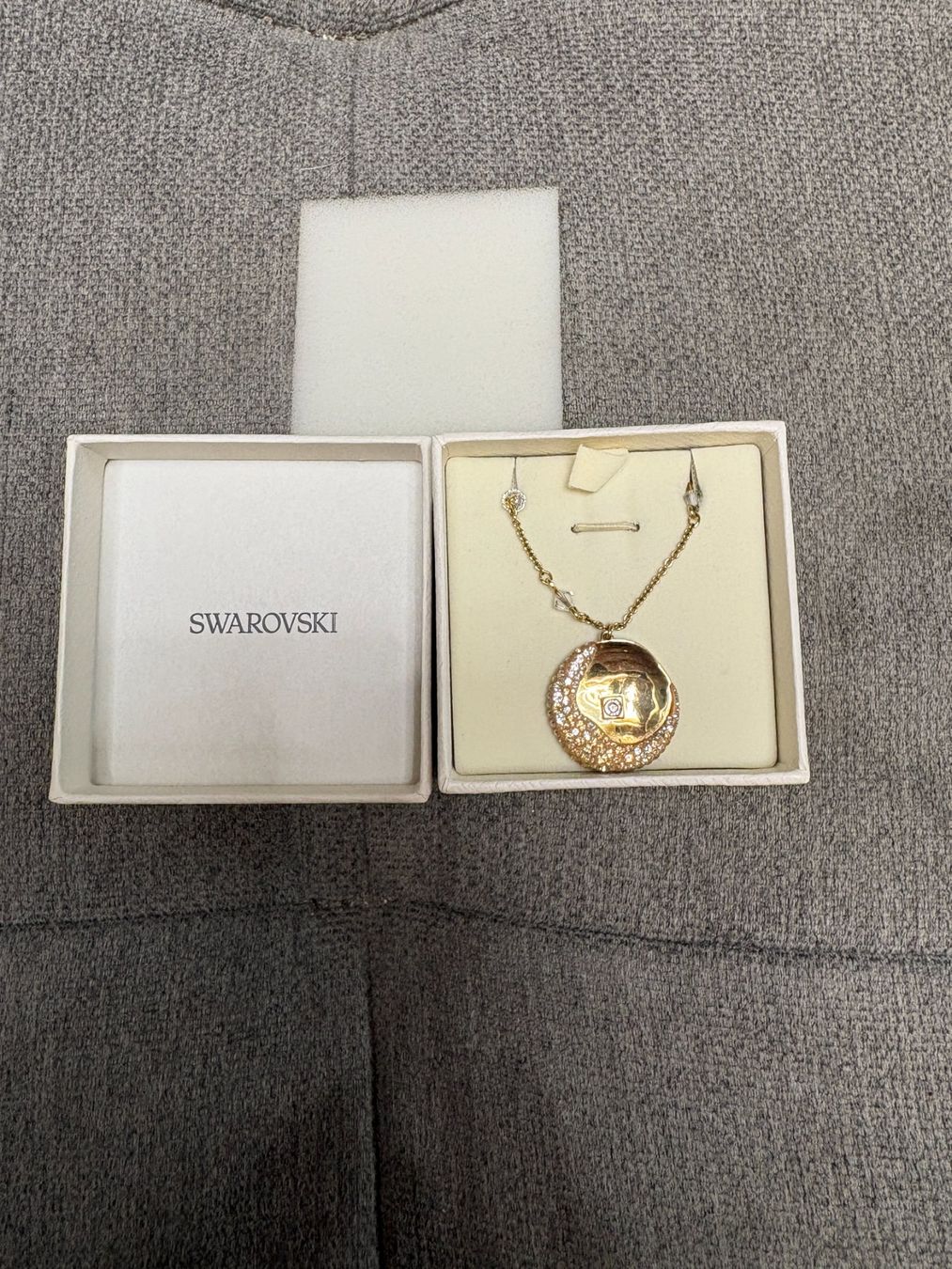 Catenine: Collier Swarovski, doré. – Usato da Plan les Ouates venduto da didi911 1