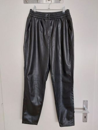 Pantalon noir en similicuir Reserved 36