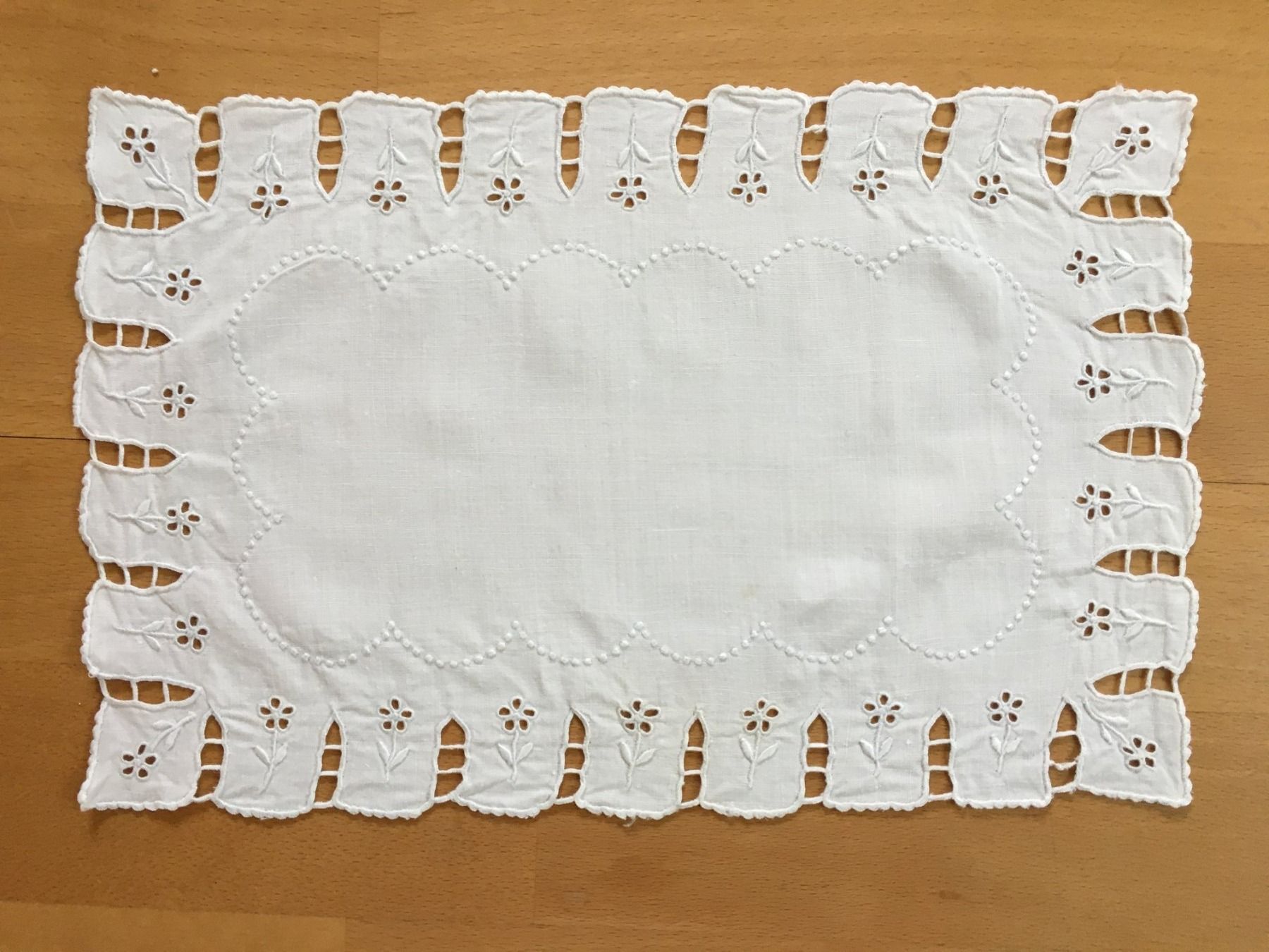 Sottobicchieri: Spitzendeckchen   Handarbeit  30 x 19 cm – Usato da Subingen venduto da ArtBead