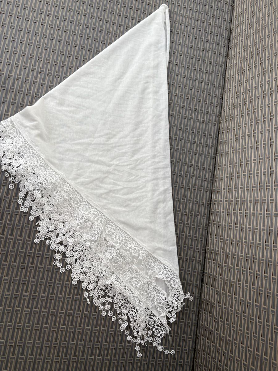 Foulards & écharpes: Tuch  210x85 cm Weiss Spitze Dreieckstuch – Neuf (Voir description) à Zürich par venusandmars