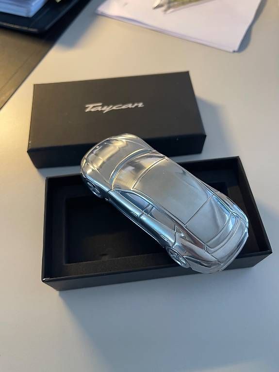 Toutes les décorations: Briefbeschwerer Porsche Taycan, Limited Edition – Neuf (Voir description) à St. Gallen par athusan