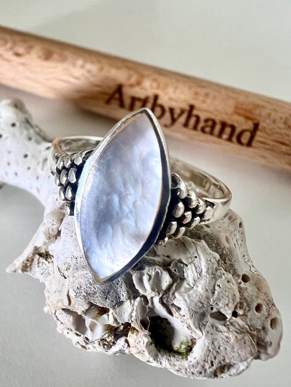 Anelli: Vintage Silberring 925 mit schimmerndem Perlmutt-Schiffchen – Usato da Ruswil venduto da artbyhand 1