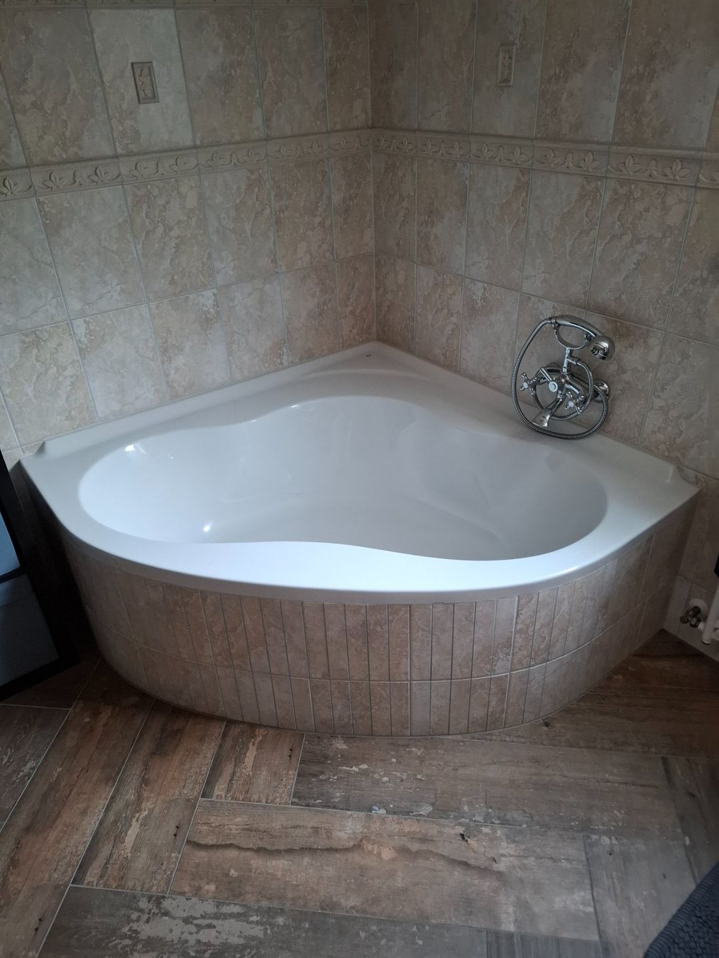 Badewannen: Eckbadewanne – Gebraucht aus Au ZH von Schreinerlein