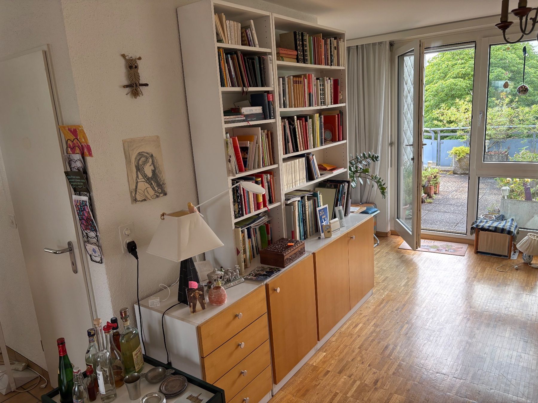 Scaffali: Bücherregal mit weissen Elementen und Holzfronten – Usato da Frick venduto da Rukki 4