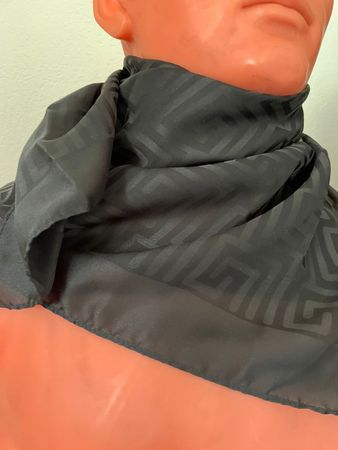 Foulard noir élégant, motif géométrique discret ✨