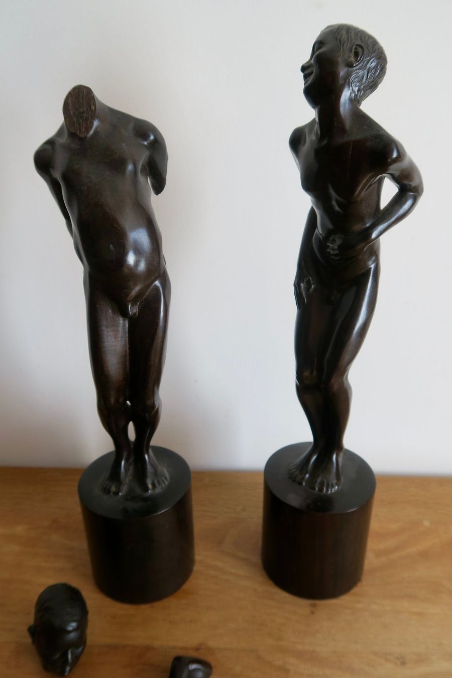 Skulpturen & Statuen: Art Deco monogrammierte Ebenholzfigur – Gebraucht aus Wädenswil von Turusukko 3