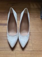 elegante Schuhe mit Spitzenmotiv mit Clutch