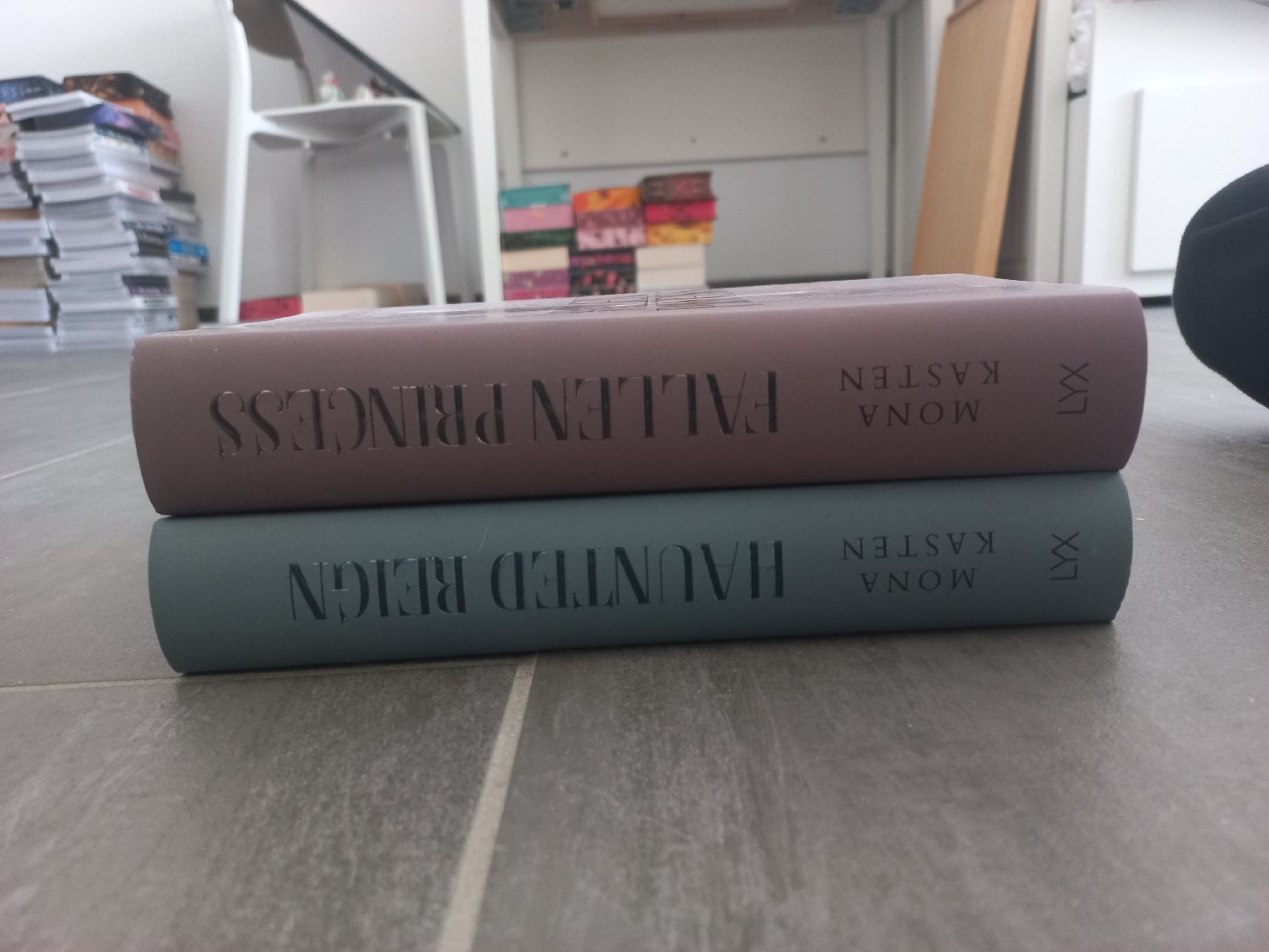 Libri: Mona Kasten Romane Haunted Reign & Fallen Princess – Usato da Frauenfeld venduto da Melibooks