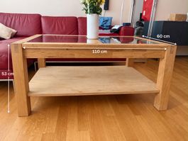 Couchtisch aus Holz mit Glasplatte und Ablage