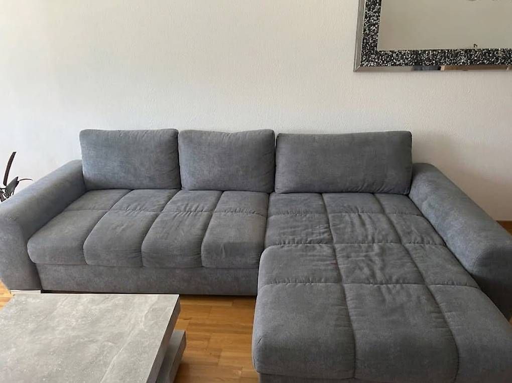 Divani: Großes graues Ecksofa mit Schlaffunktion / Bettfunktion – Usato da Frauenfeld venduto da Portuguesaa