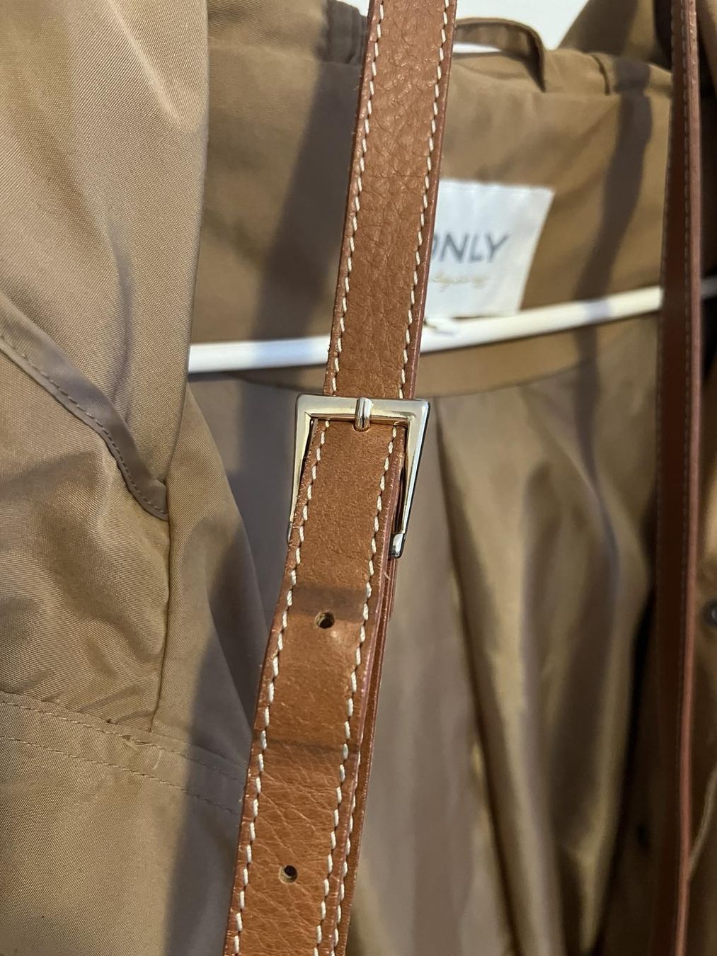 Lotti di vestiti: Frühlingsjacke mit Ledertasche – Usato da Basel venduto da M.M_ 5