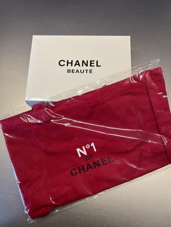 Chanel N°1 de Chanel Tote Bag