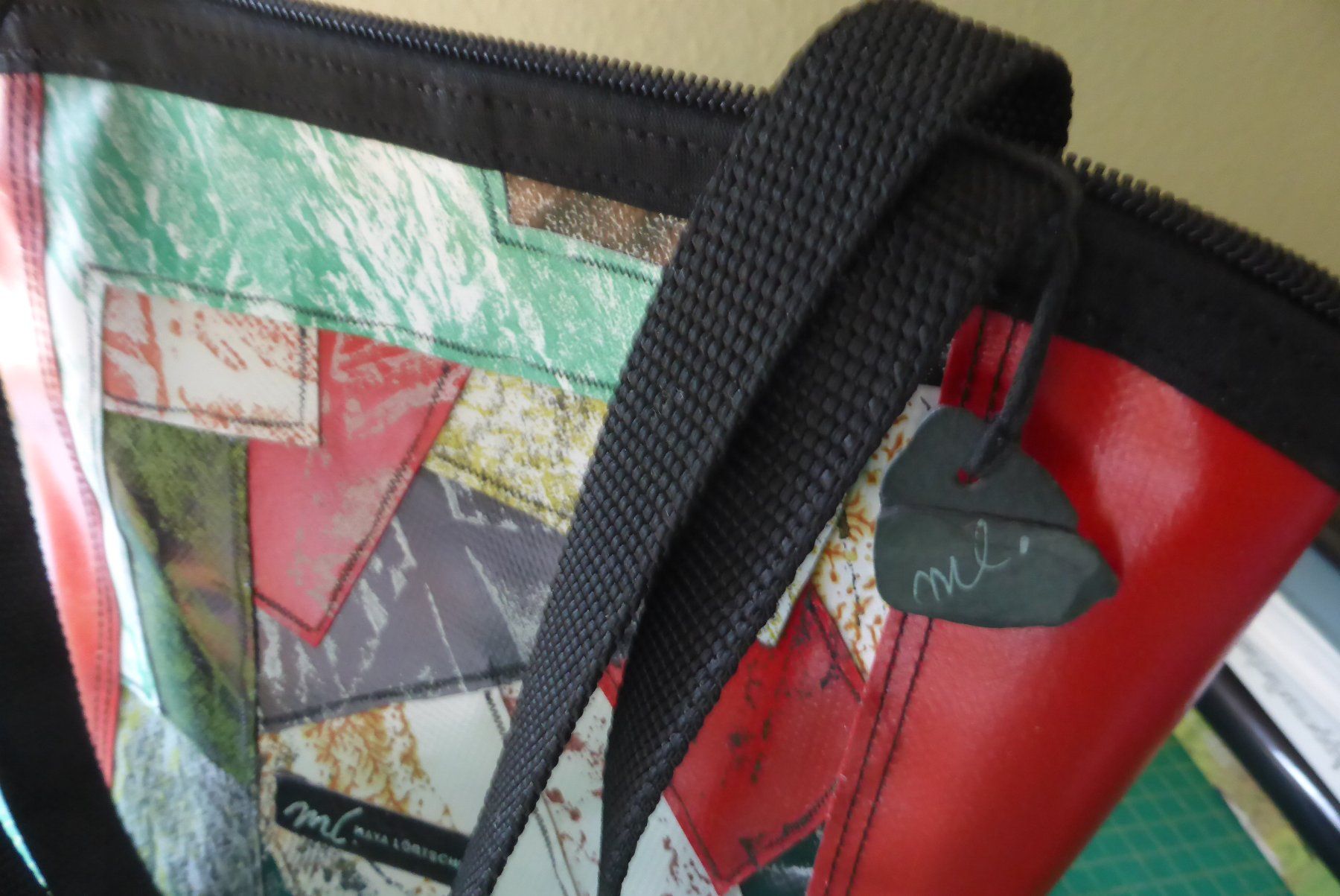 Borse da donna: Maja Lörtscher - Design Schultertasche in Schiefer Patchwork – Usato da Brunnadern venduto da vapiano 2