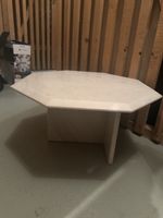 Achteckiger Couch Marmortisch, ideal für die Übergangszeit