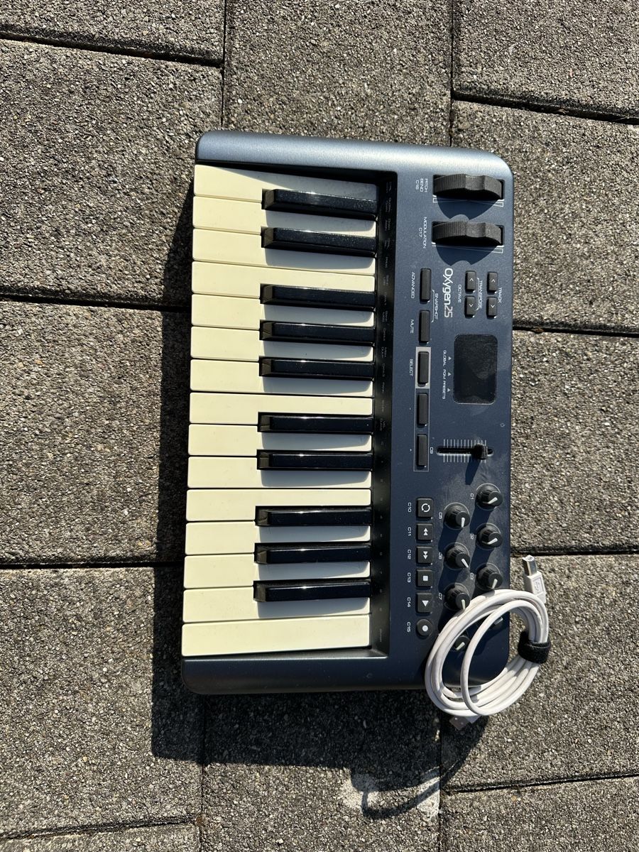 Strumenti musicali: MIDI-Keyboard Oxygen25 – Usato da Sursee venduto da Du8