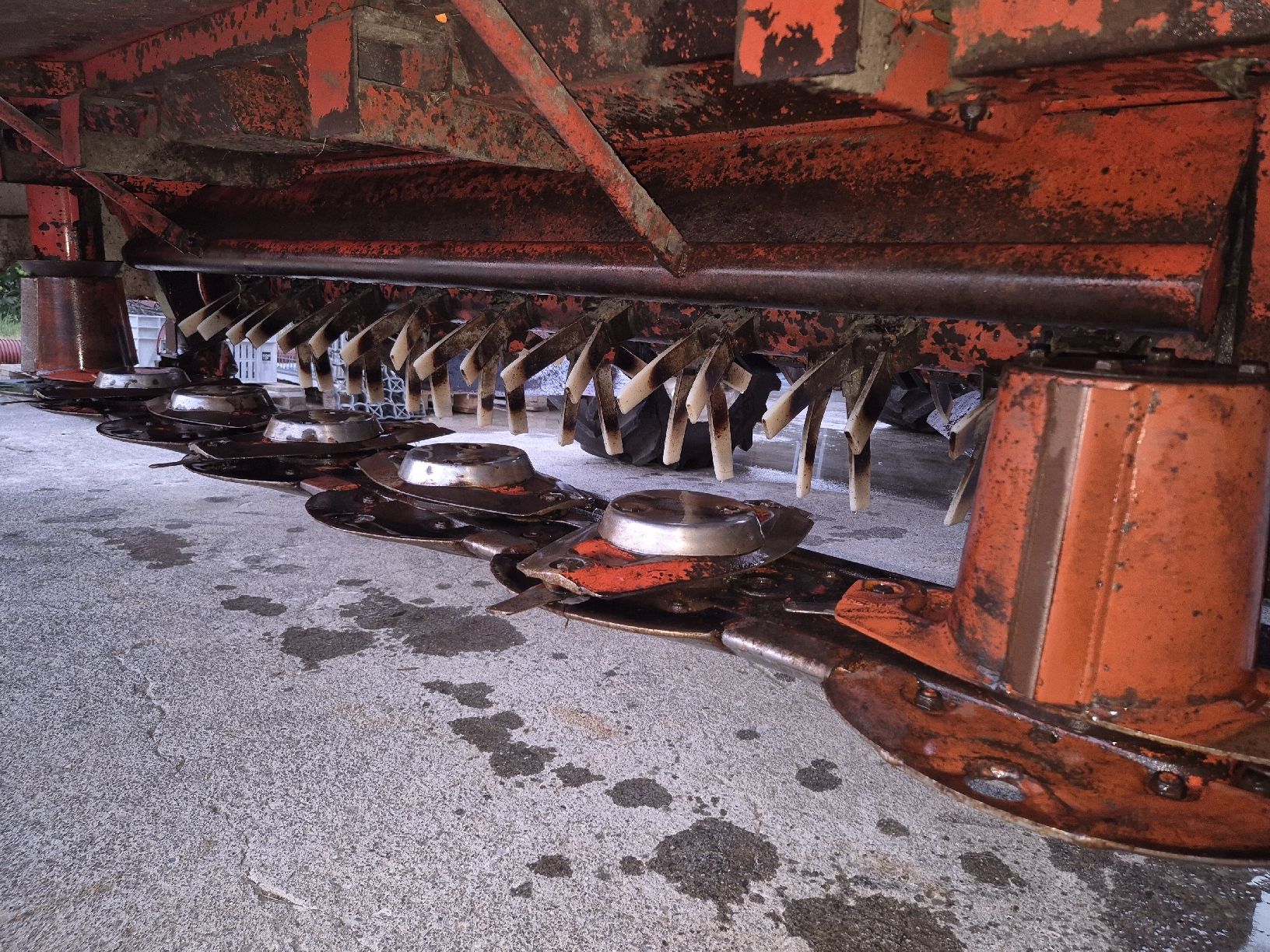 Alle Maschinen: Frontmähwerk Kuhn FC280F – Gebraucht aus Hombrechtikon von Fiatagri80-90 3