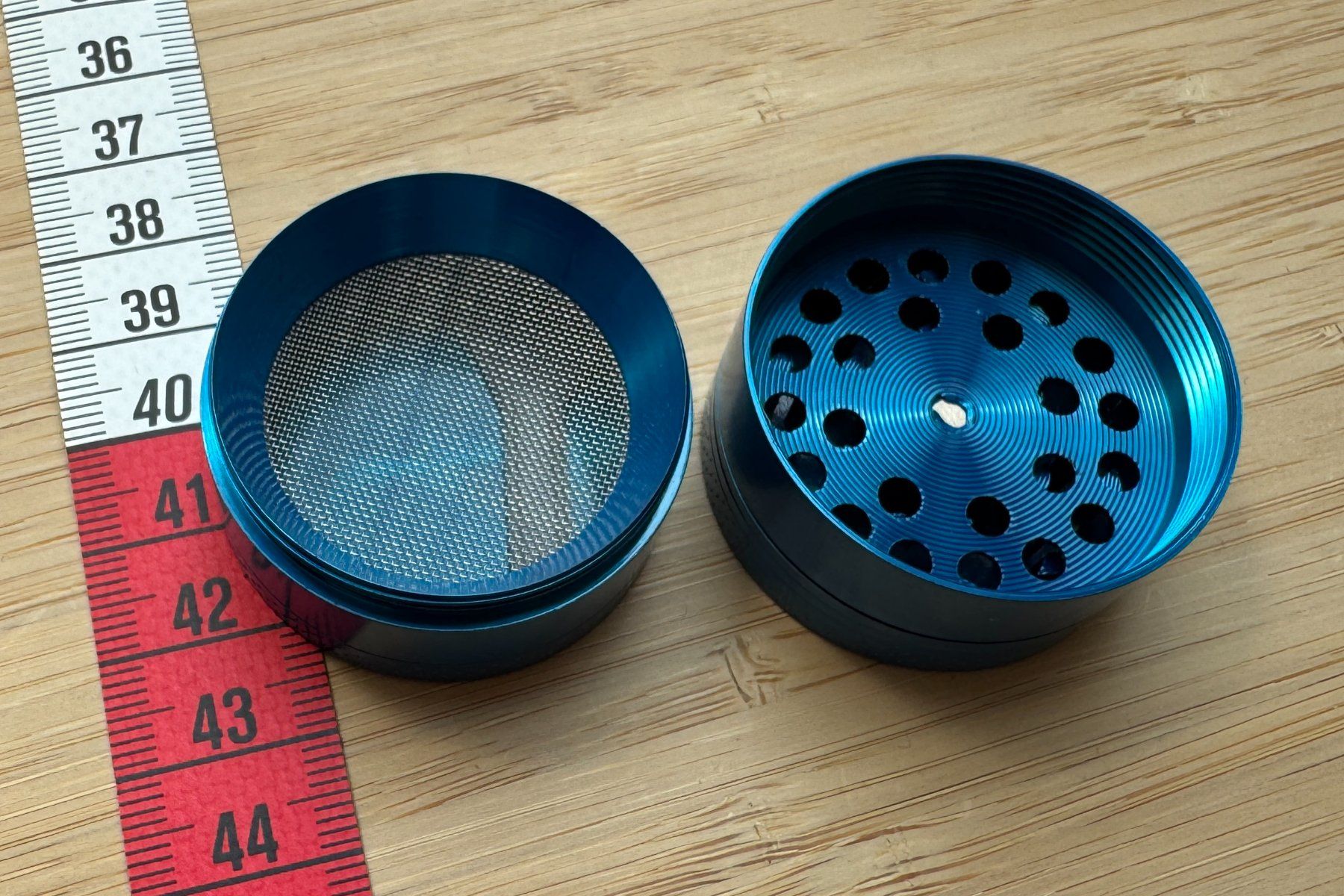 Tabak: blauer Metall Grinder, blue, Mühle – Neu und originalverpackt aus Winterthur von YaV 3