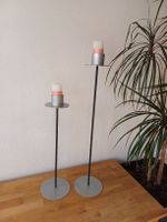 zweier Kerzenständer aus Metall