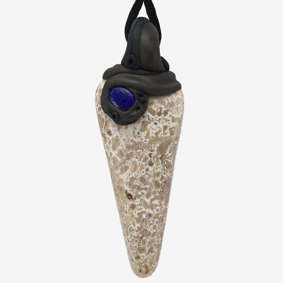 Fossili: Fossiler Saurierknochen als Steinanhänger mit Lapislazuli – Nuovo e nell'imballaggio originale da Meilen venduto da Kaleidoskopia