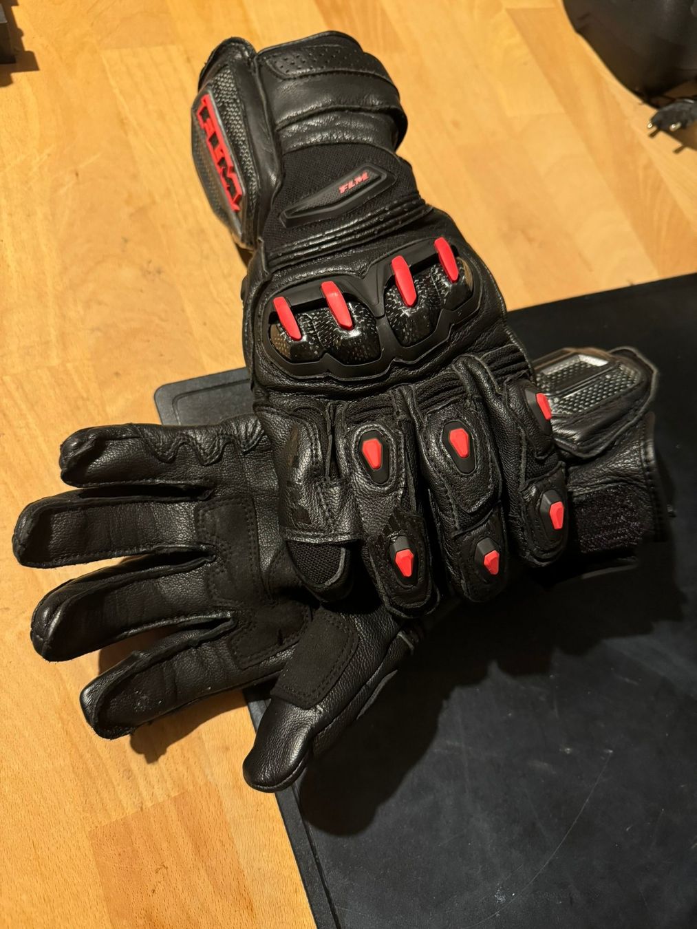Altri accessori da uomo: Neu LEMANS XT RACING LEDERHANDSCHUH LANG SCHWARZ 9 – Usato da Ruswil venduto da Padrino13