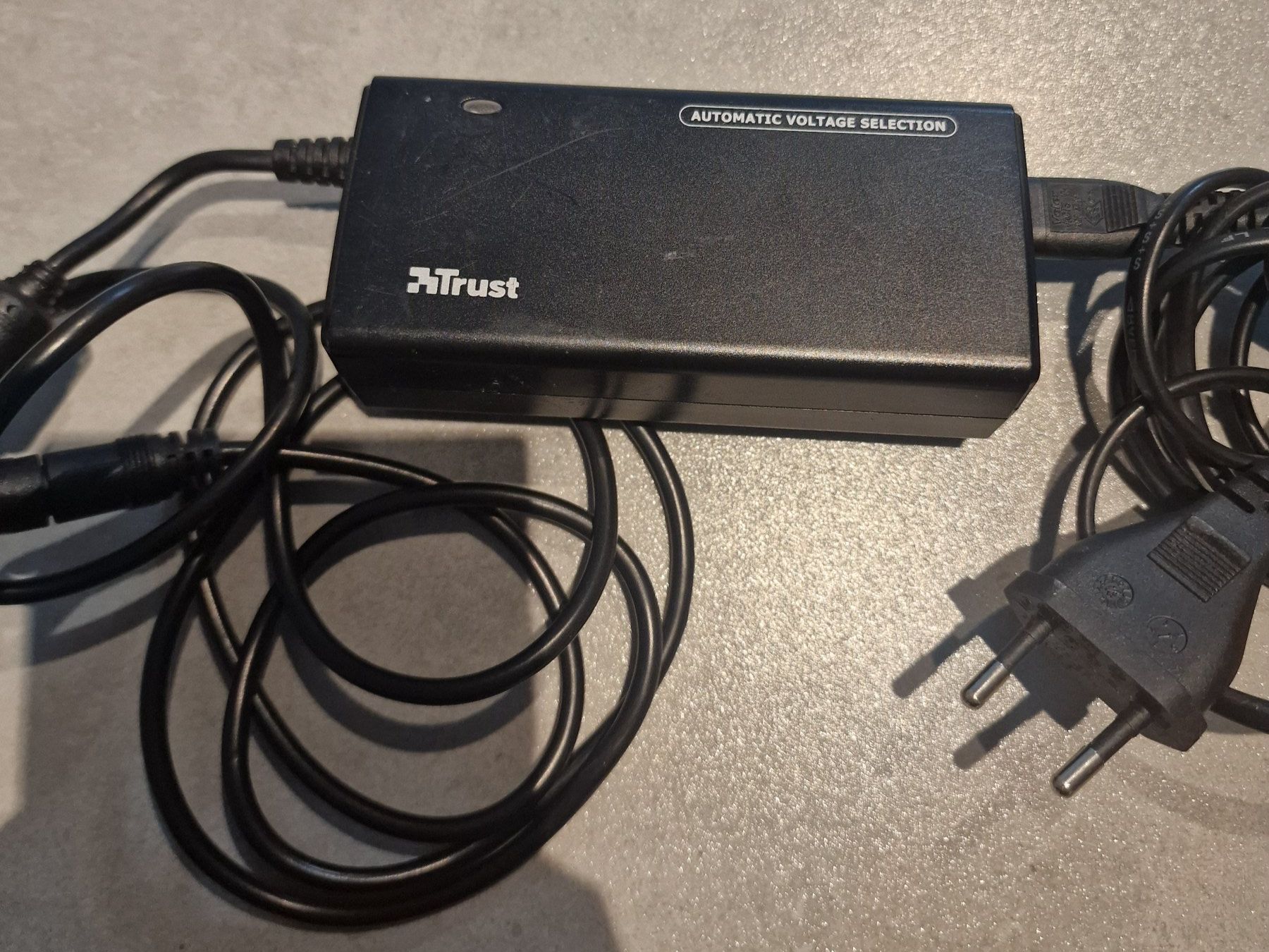 Ladegerät: Trust - Universal Laptop-Ladegerät 90W / input 100-240V – Gebraucht aus Volketswil von K.. 1