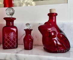 3 bottiglie decorative vintage in vetro rosso