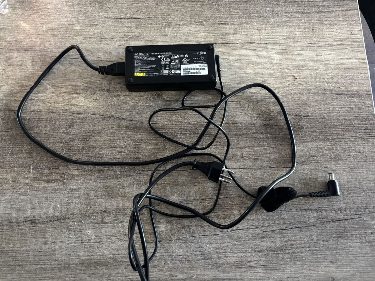 Fujitsu Caricabatterie: Fujitsu Ladekabel – Usato da Wimmis venduto da Soccerfanshop