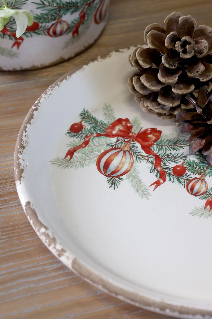 Teller: Chic Antique Teller mit Weihnachtskugel und Schleife – Neu und originalverpackt aus Innertkirchen von Glatthard-Interior 1