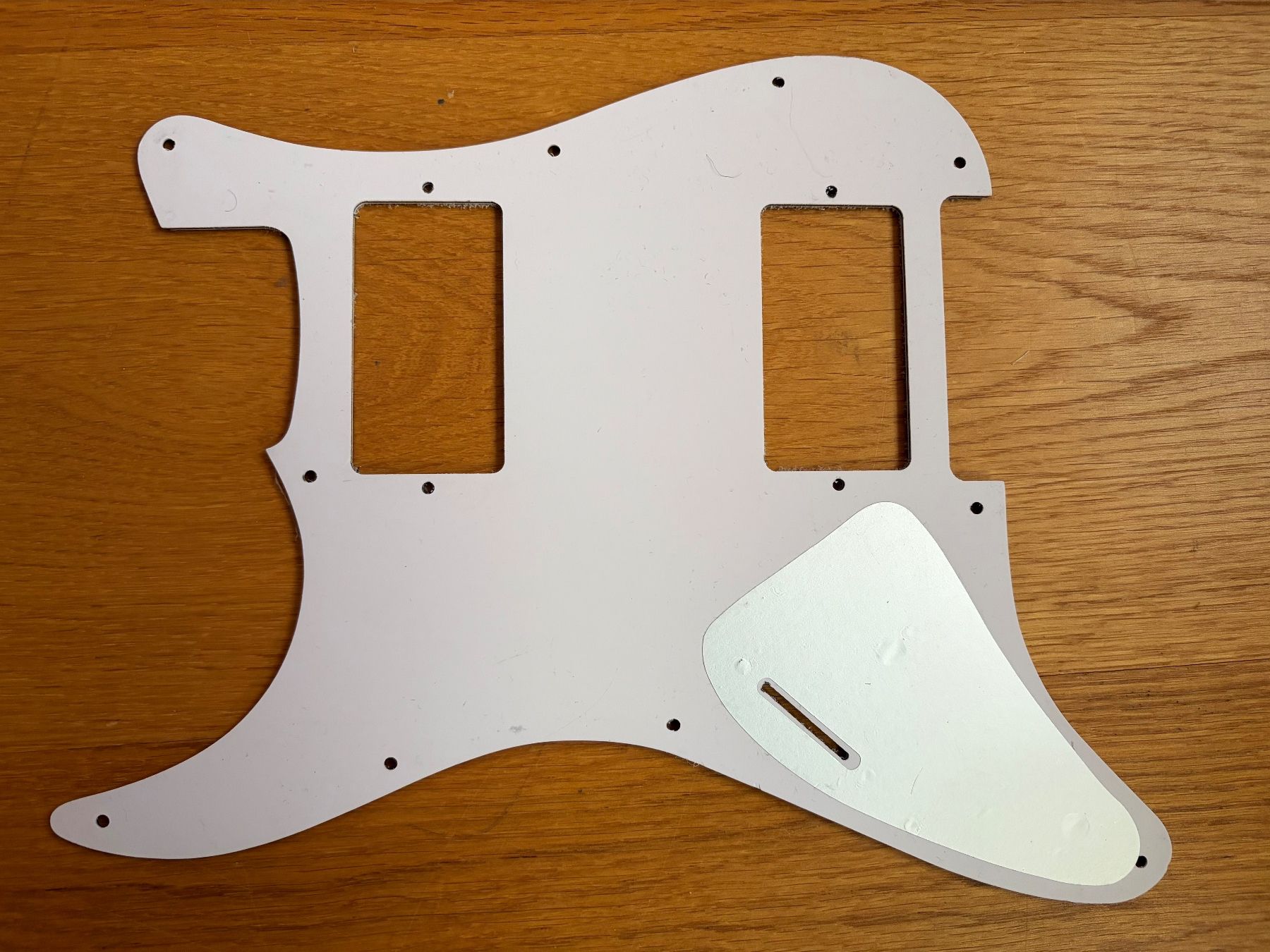 Fender Strumenti musicali: Stratocaster pickguard black tortoise 2 humbuckers – Nuovo e nell'imballaggio originale da Unterseen venduto da guitnerd 1
