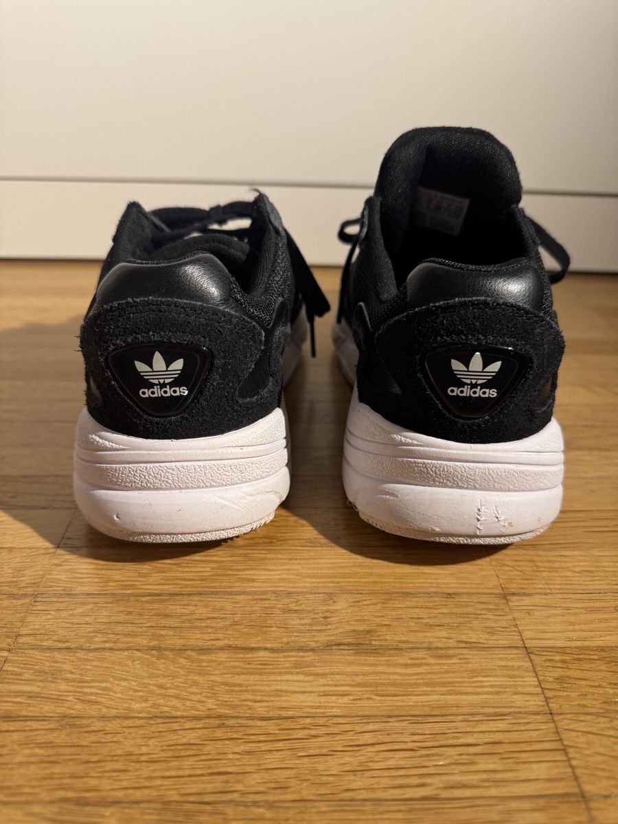 Adidas Scarpe da donna: Schwarze Adidas Falcon Sneaker, Grösse 38 – Nuovo (secondo la descrizione) da Teufen AR venduto da chi_h55m 3