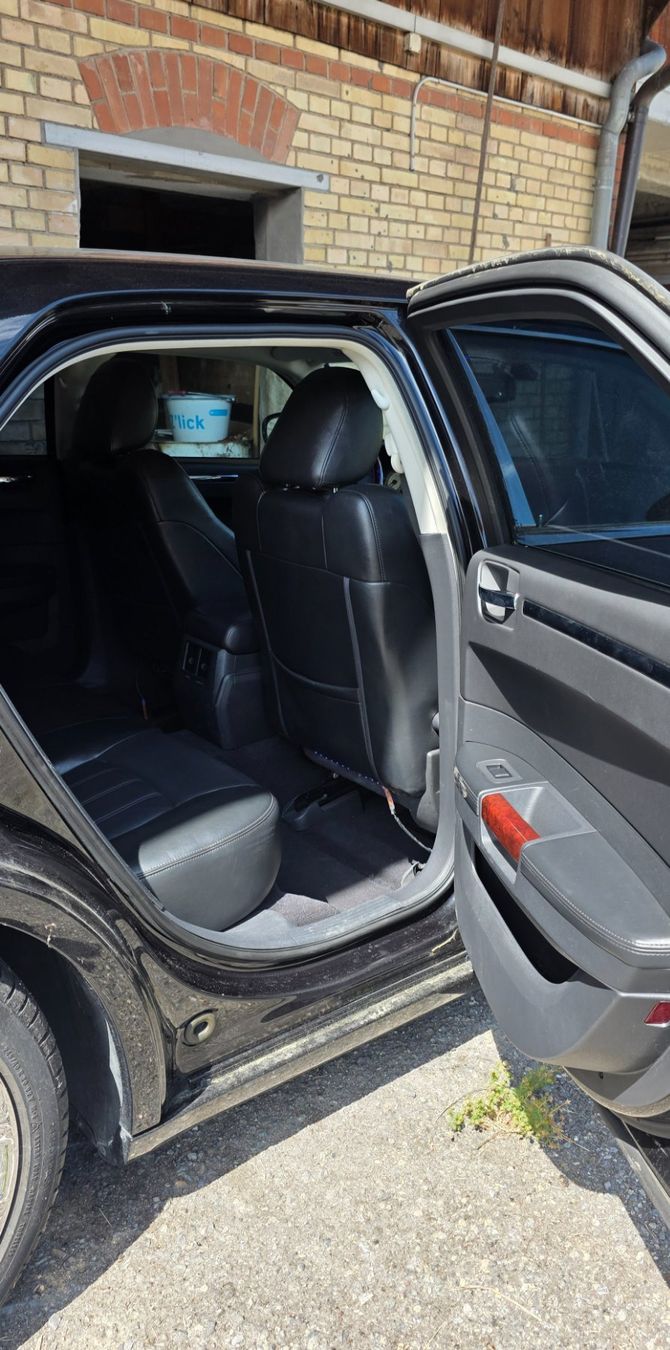 Chrysler Automobili: Chrysler 300C schwarz – Usato da Wald ZH venduto da SwissPawnshop 3